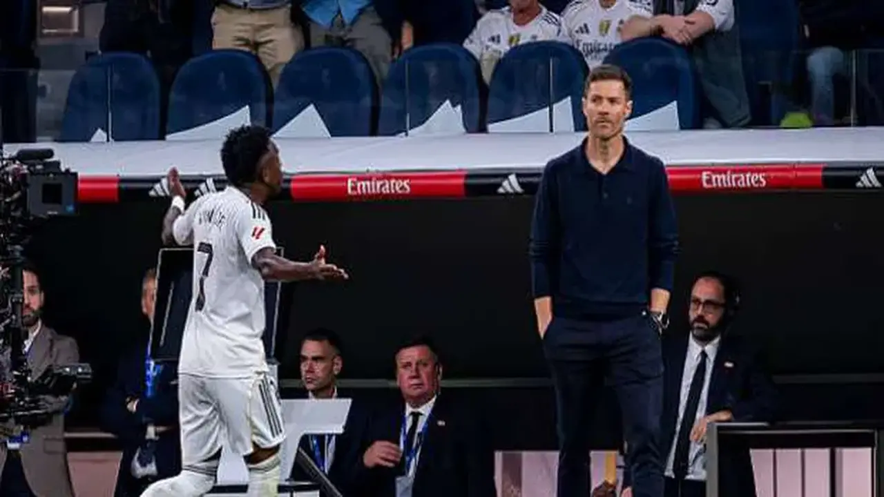 رفض فينيسيوس تمديد عقده مع ريال مدريد يضع بيريز أمام تحدي بسبب موقف ألونسو